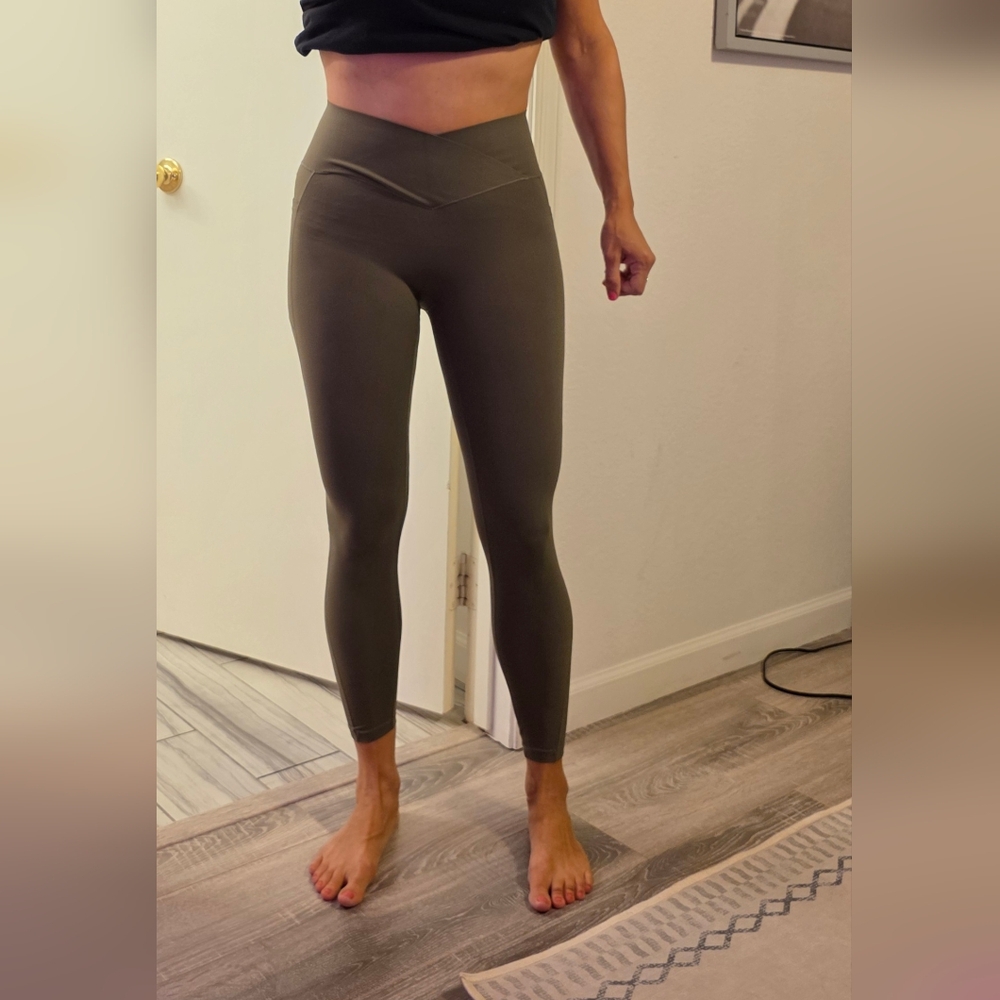 HALARA Olive High-Rise V-Waist Leggings